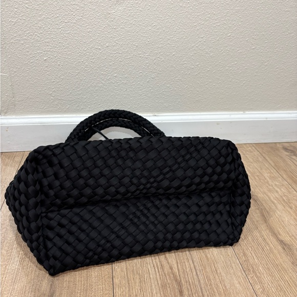 Ahdorned lily woven neoprene tote with pouch - Picture 10 of 10